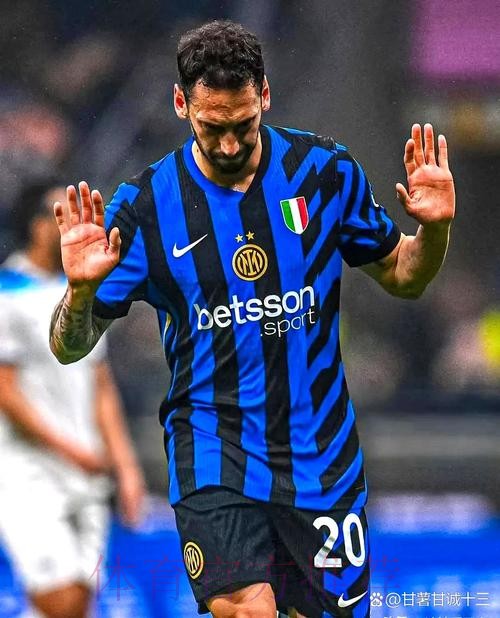 恰尔汗奥卢罚点,击中立柱内侧入网,国米2-1那不勒斯 恰尔汗奥卢罚点,击中立柱内侧入网,国米2-1那不勒斯